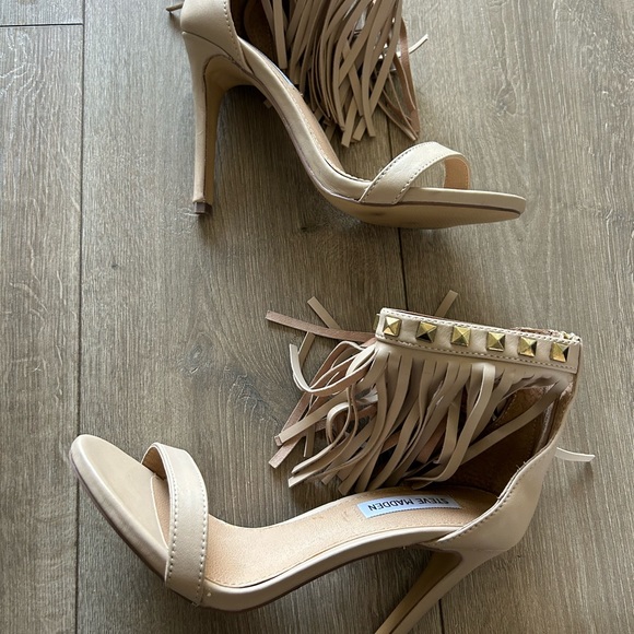 Steve Madden Shoes - 💰PRICE DROP ⬇️ 
STEVE MADDEN • Tan Fringed High Heel Sandal • 6.5M •
